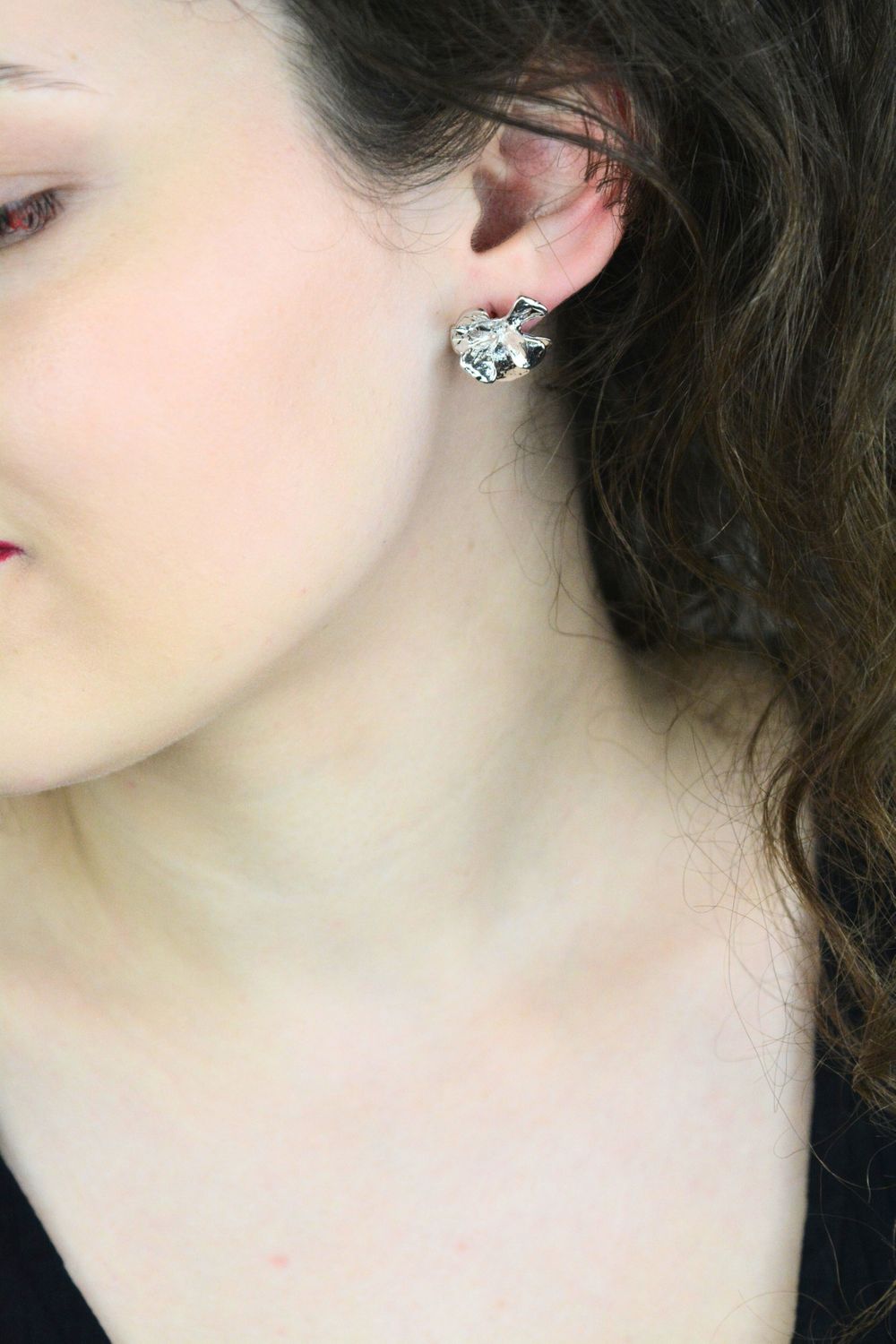 Kolczyki srebrne damskie JMAN5028SE00 w kształcie dużych kwiatków 🌸 wykonane ze srebra próby 925. Zapięcie na sztyft, średnica 2 cm, waga 6,65 g. Eleganckie i kobiece!1.jpg