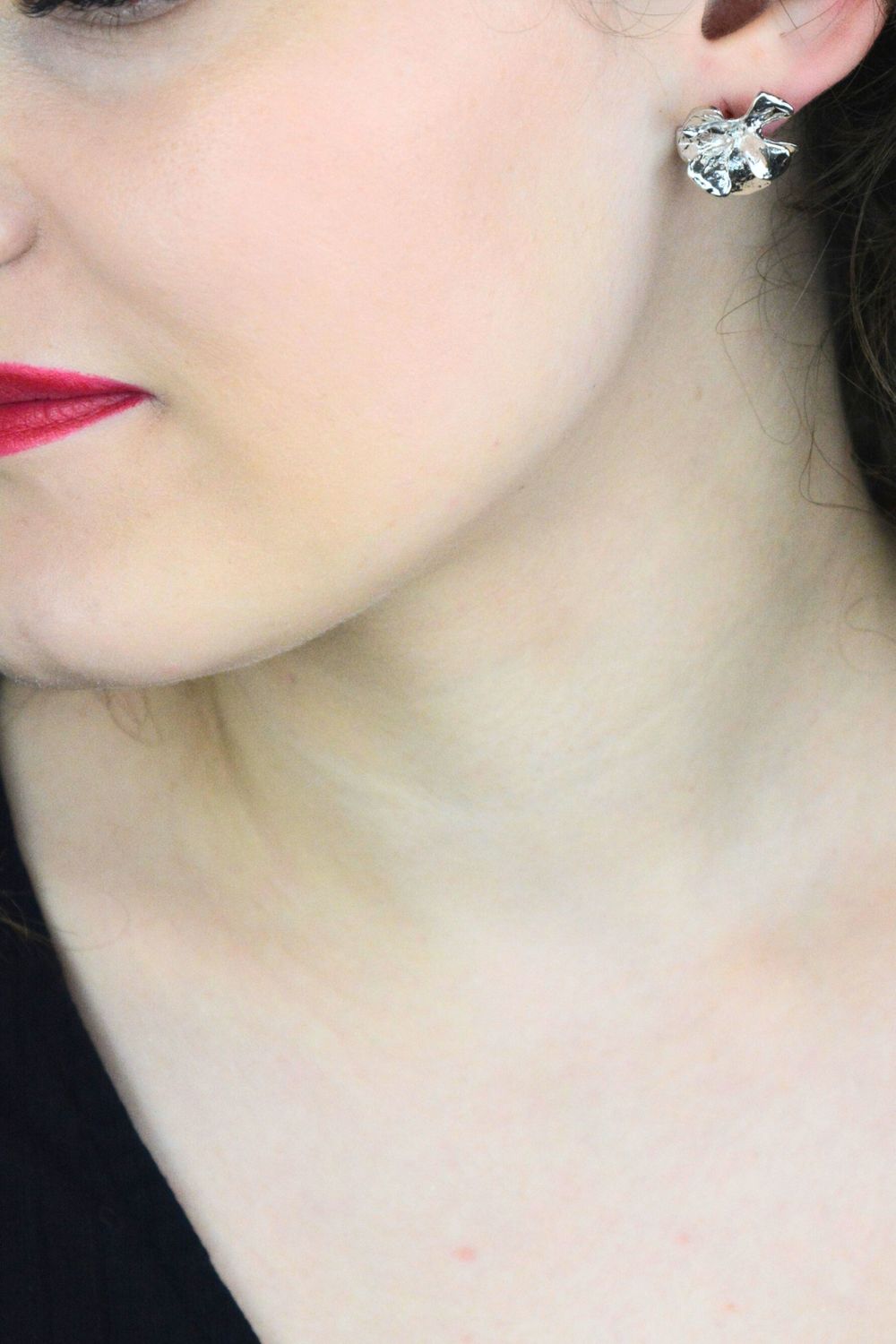 Kolczyki srebrne damskie JMAN5028SE00 w kształcie dużych kwiatków 🌸 wykonane ze srebra próby 925. Zapięcie na sztyft, średnica 2 cm, waga 6,65 g. Eleganckie i kobiece!1.jpg