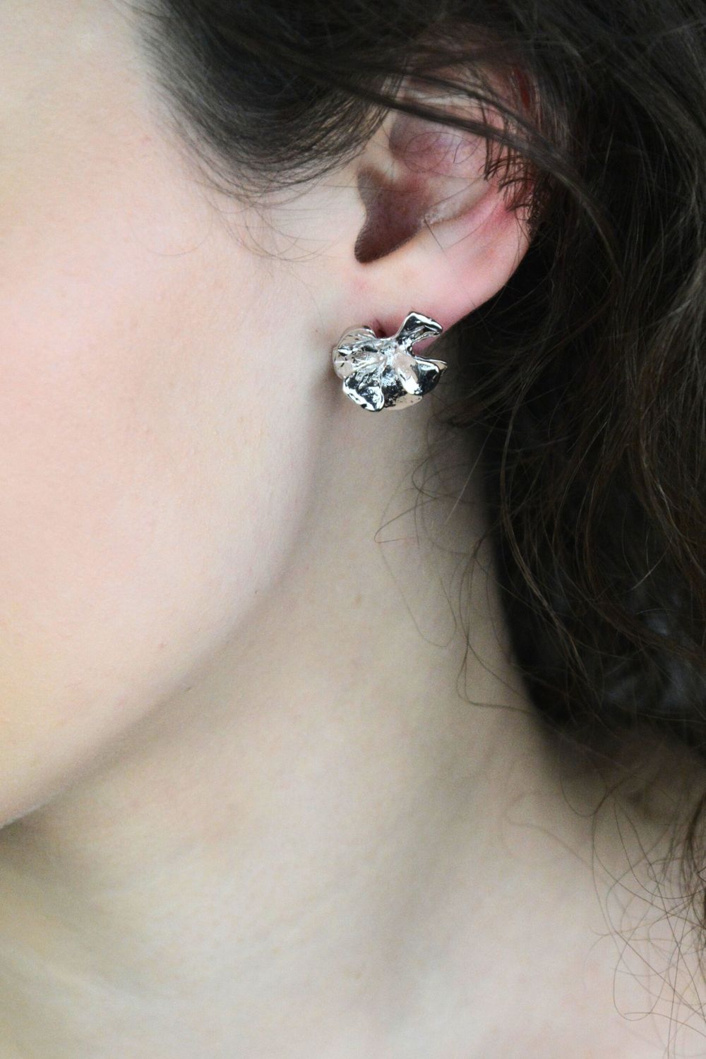 Kolczyki srebrne damskie JMAN5028SE00 w kształcie dużych kwiatków 🌸 wykonane ze srebra próby 925. Zapięcie na sztyft, średnica 2 cm, waga 6,65 g. Eleganckie i kobiece!1.jpg