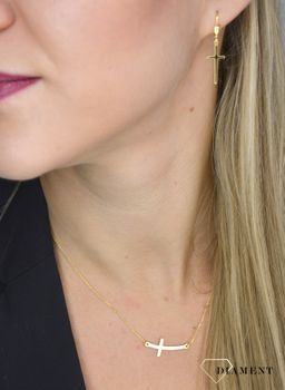 Srebrne kolczyki wiszące krzyżyki pozłacane JMAS0062GE00 💎 Srebrne kolczyki pozłacane wykonane z wysokiej jakości srebra próby 925, kolczyki krzyże (1).JPG