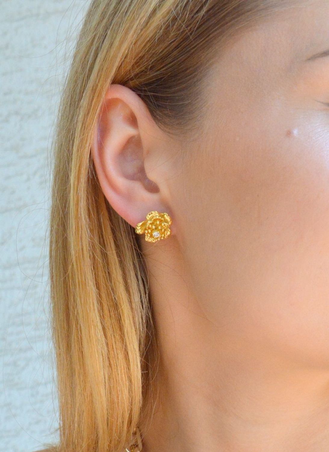 Srebrne kolczyki damskie efektowne pozłacane kwiatki JMAS0100GE00. Srebrne kolczyki damskie. Srebrne kolczyki wkrętki. Srebrne kolczyki damskie w kształcie kwiatka. Kolczyki srebrne na sztyft pozłacane..jpg