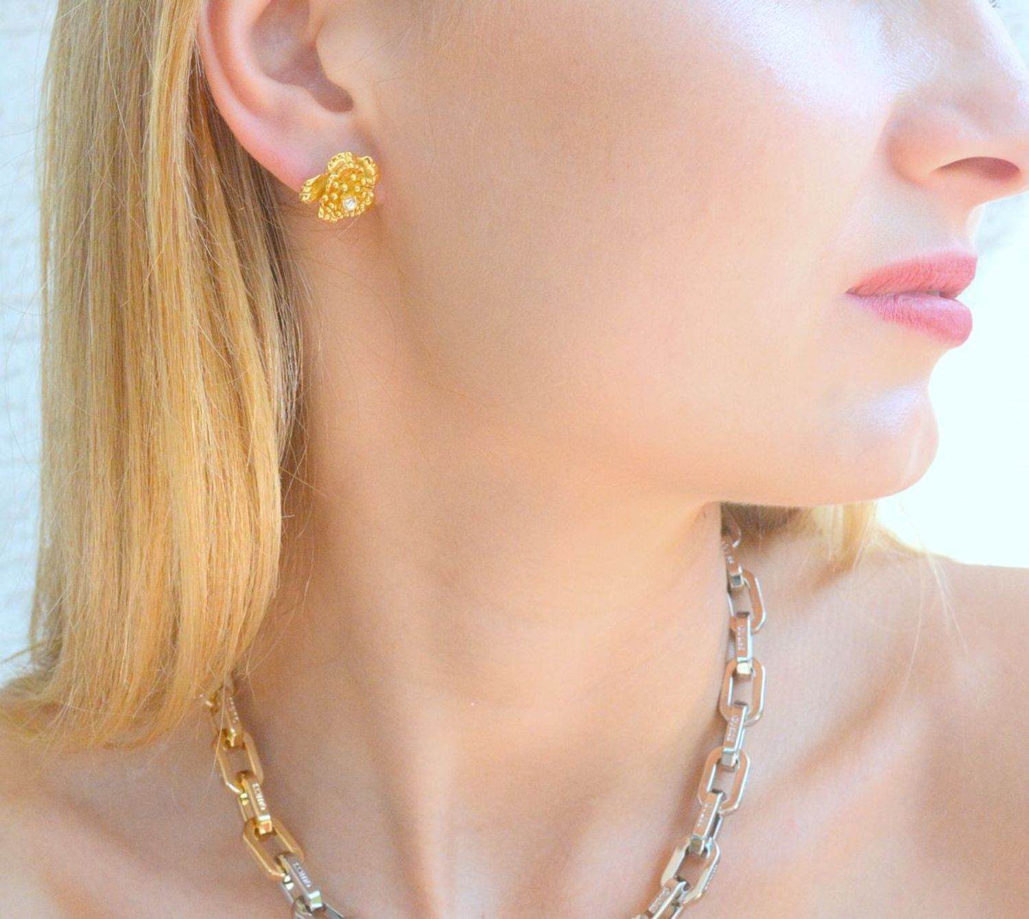 Srebrne kolczyki damskie efektowne pozłacane kwiatki JMAS0100GE00. Srebrne kolczyki damskie. Srebrne kolczyki wkrętki. Srebrne kolczyki damskie w kształcie kwiatka. Kolczyki srebrne na sztyft pozłacane..jpg