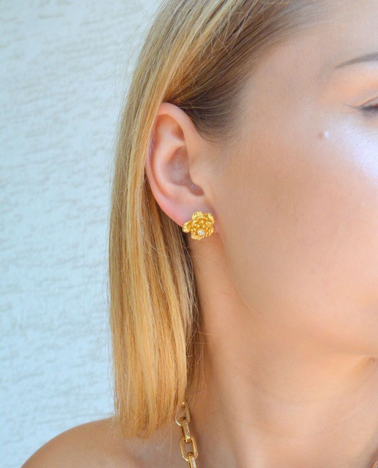 Srebrne kolczyki damskie efektowne pozłacane kwiatki JMAS0100GE00. Srebrne kolczyki damskie. Srebrne kolczyki wkrętki. Srebrne kolczyki damskie w kształcie kwiatka. Kolczyki srebrne na sztyft pozłacane..jpg