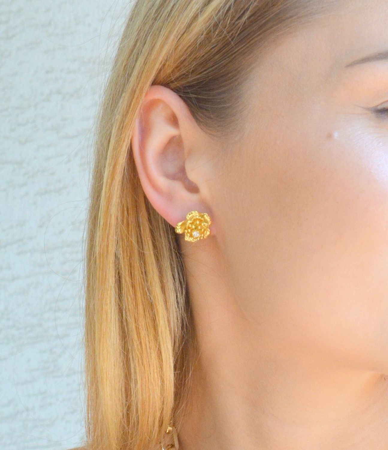 Srebrne kolczyki damskie efektowne pozłacane kwiatki JMAS0100GE00. Srebrne kolczyki damskie. Srebrne kolczyki wkrętki. Srebrne kolczyki damskie w kształcie kwiatka. Kolczyki srebrne na sztyft pozłacane..jpg