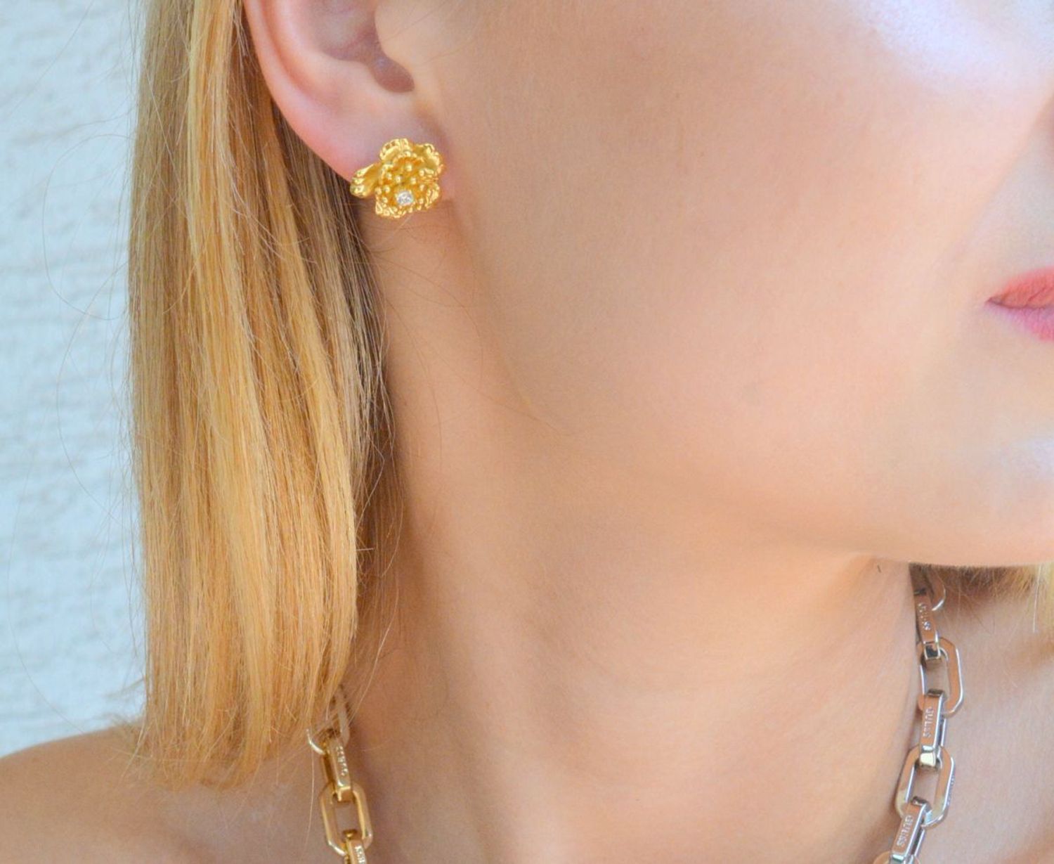 Srebrne kolczyki damskie efektowne pozłacane kwiatki JMAS0100GE00. Srebrne kolczyki damskie. Srebrne kolczyki wkrętki. Srebrne kolczyki damskie w kształcie kwiatka. Kolczyki srebrne na sztyft pozłacane..jpg