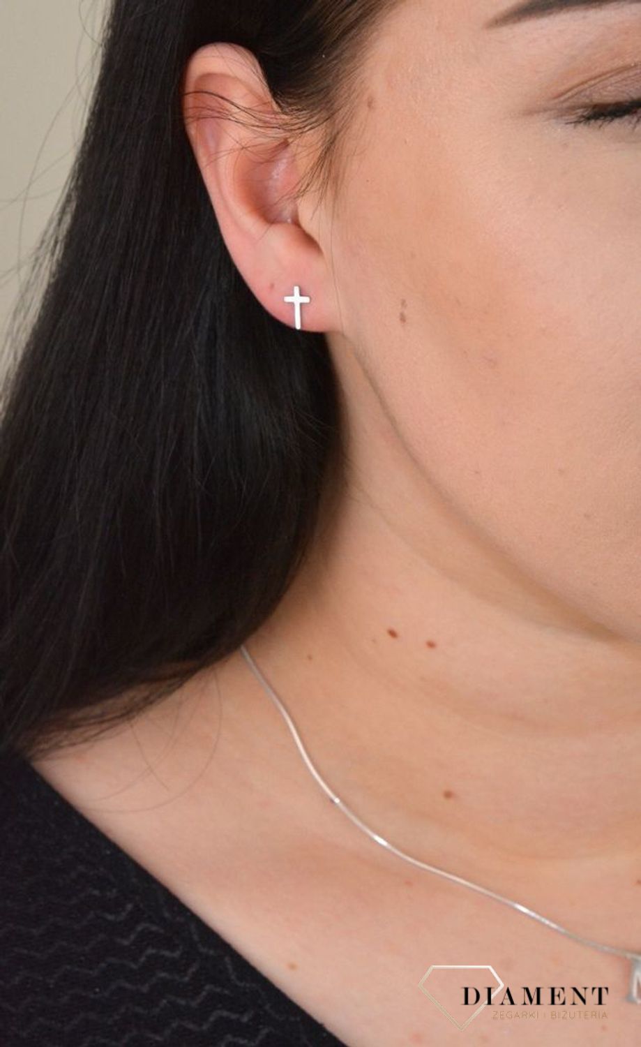 Srebrne kolczyki srebrny krzyżyk JMAS0129SE00. Modne kolczyki zapinane na wygodne zapięcie typu sztyft. Kolczyki zostały wykonane z najwyższej jakości srebra próby 925.jpg