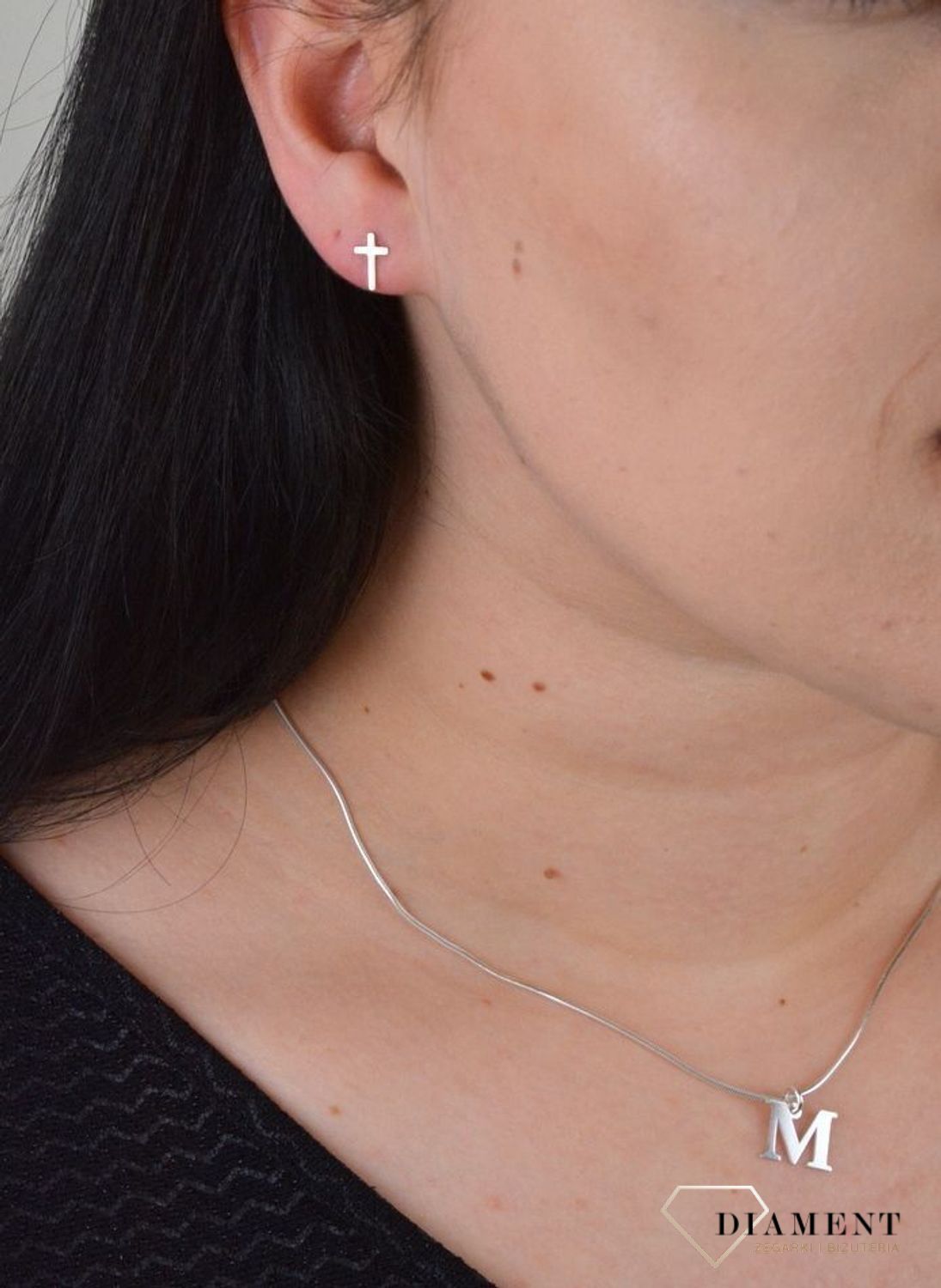 Srebrne kolczyki srebrny krzyżyk JMAS0129SE00. Modne kolczyki zapinane na wygodne zapięcie typu sztyft. Kolczyki zostały wykonane z najwyższej jakości srebra próby 925.jpg