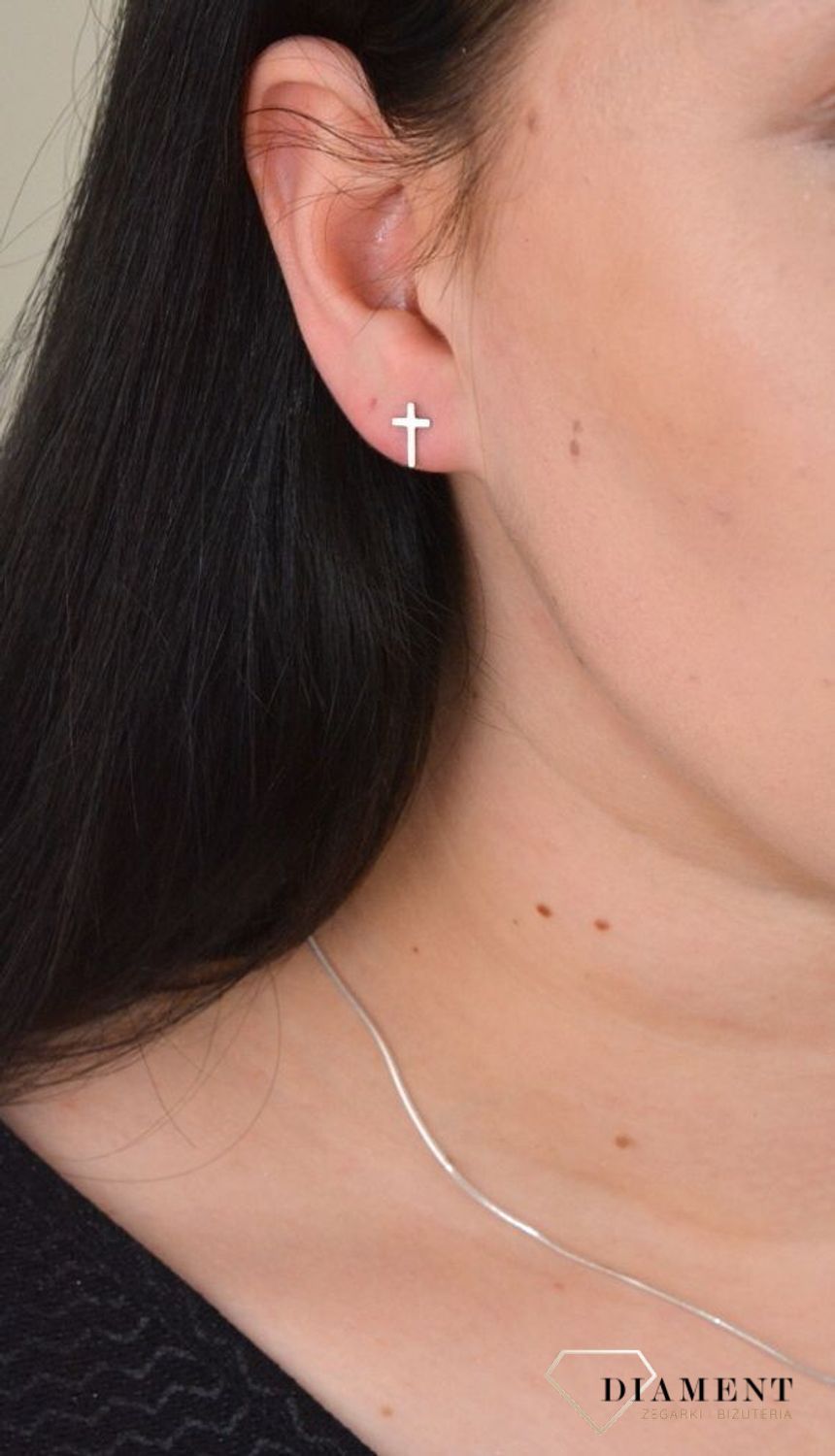 Srebrne kolczyki srebrny krzyżyk JMAS0129SE00. Modne kolczyki zapinane na wygodne zapięcie typu sztyft. Kolczyki zostały wykonane z najwyższej jakości srebra próby 925.jpg