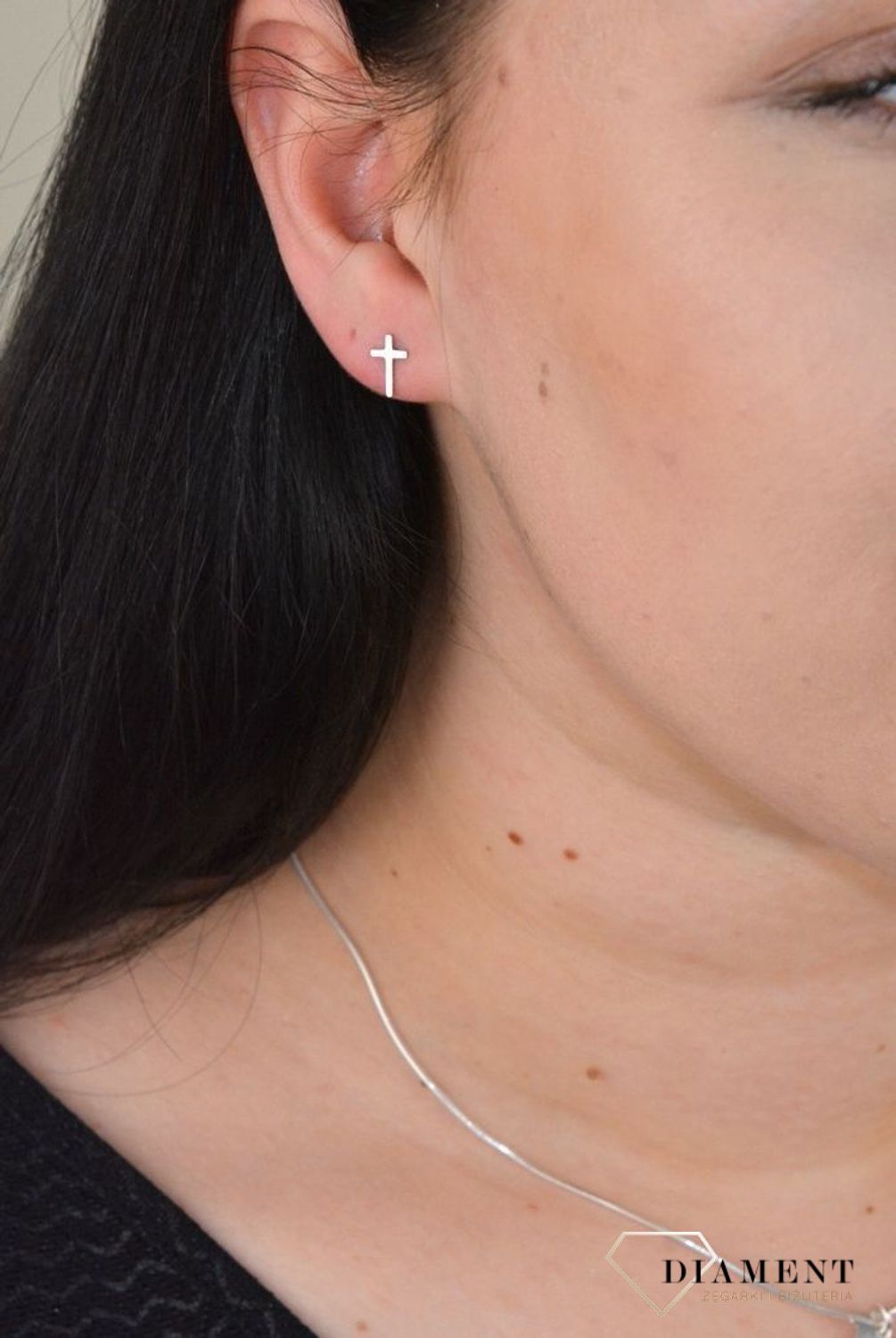 Srebrne kolczyki srebrny krzyżyk JMAS0129SE00. Modne kolczyki zapinane na wygodne zapięcie typu sztyft. Kolczyki zostały wykonane z najwyższej jakości srebra próby 925.jpg