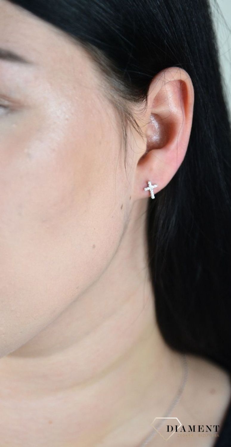 Srebrne kolczyki krzyżyk z cyrkonią JMAS0130SE00.jpg