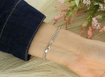 Bransoletka damska srebrna próby 925 w klasycznym splocie pancerka. Długość 16 cm, szerokość 3 mm, waga 4,95 g. Stylowy i trwały dodatek na co dzień.3.jpg
