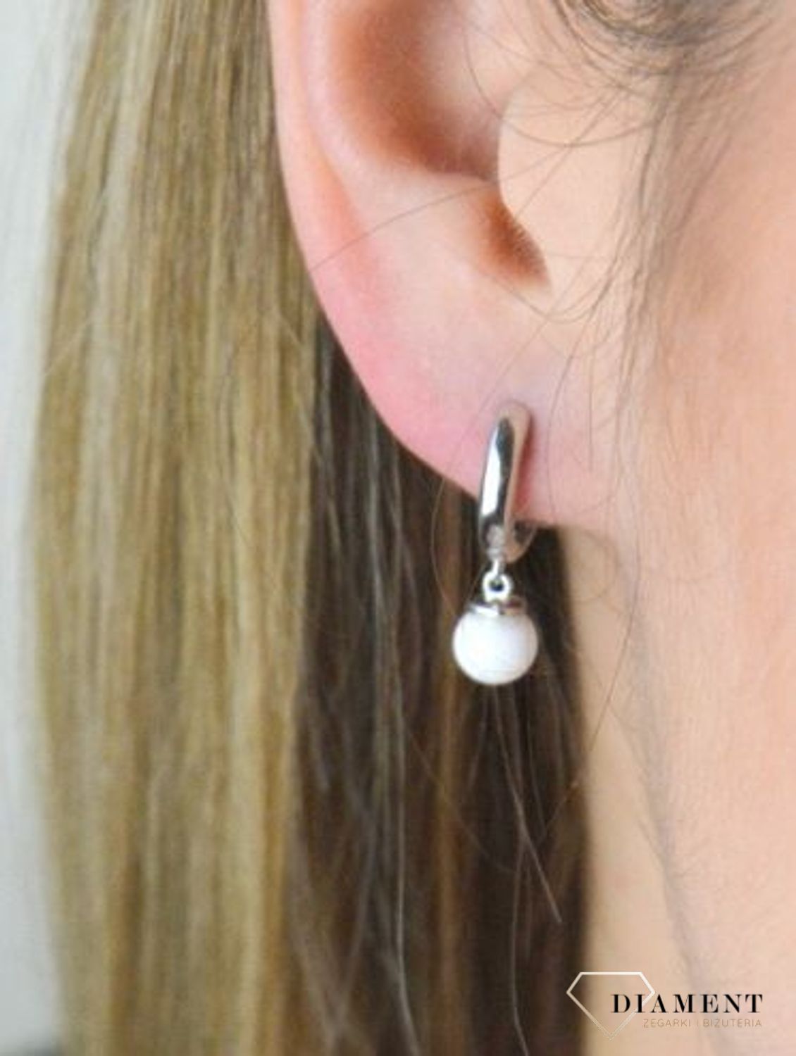 Kolczyki srebrne 925 z białymi opalami JMAS0155WE00. Srebrne pozłacane kolczyki wykonane z najwyższej próby srebra o formie kółeczka z opalami. Biżuteria idealna na prezent. Biżuteria srebrna  ideal.jpg