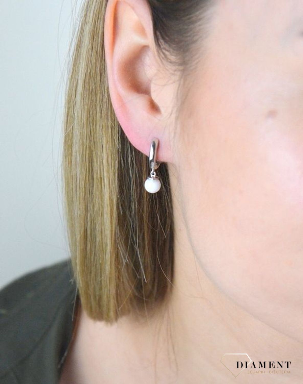 Kolczyki srebrne 925 z białymi opalami JMAS0155WE00. Srebrne pozłacane kolczyki wykonane z najwyższej próby srebra o formie kółeczka z opalami. Biżuteria idealna na prezent. Biżuteria srebrna  ideal.jpg