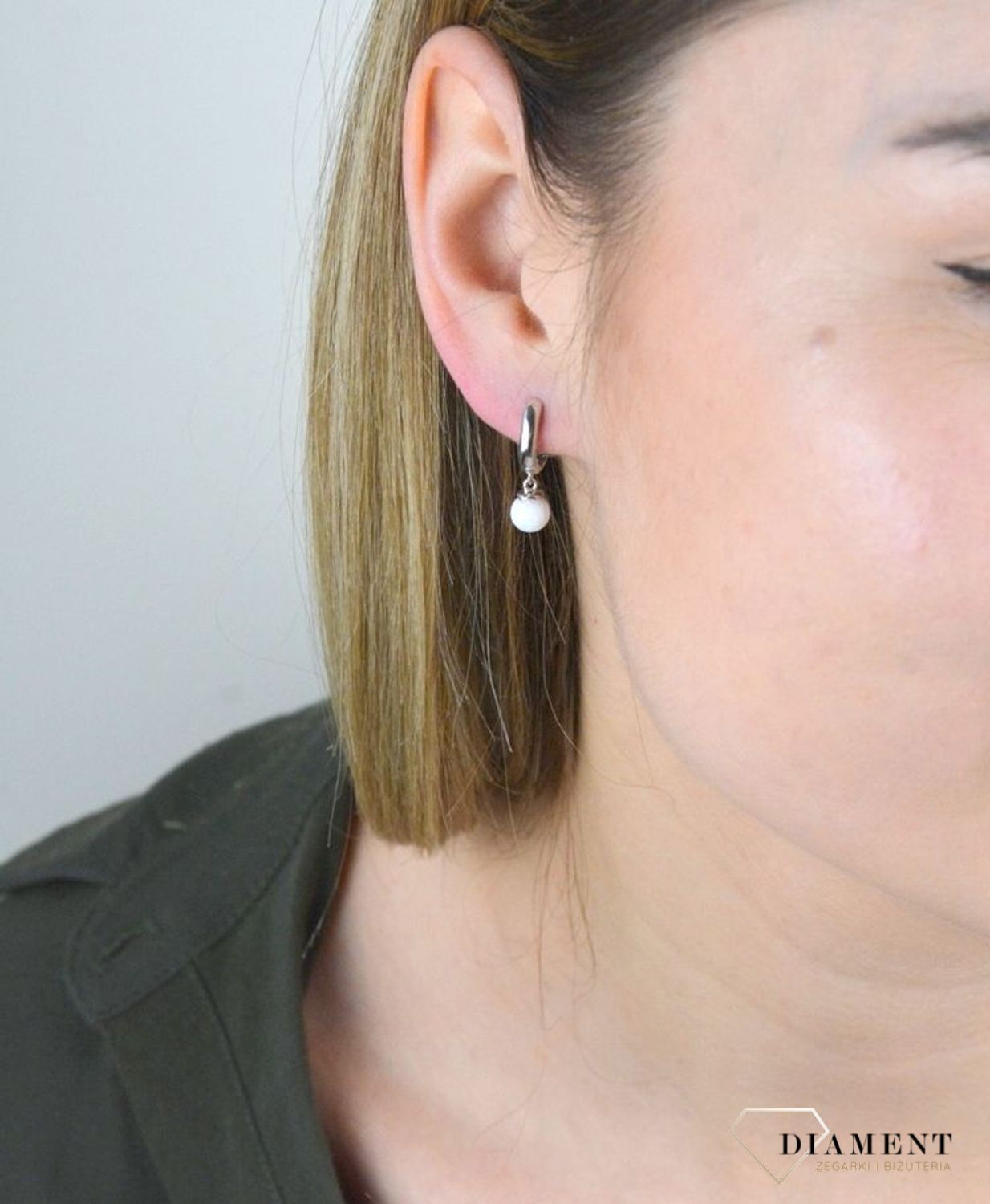 Kolczyki srebrne 925 z białymi opalami JMAS0155WE00. Srebrne pozłacane kolczyki wykonane z najwyższej próby srebra o formie kółeczka z opalami. Biżuteria idealna na prezent. Biżuteria srebrna  ideal.jpg