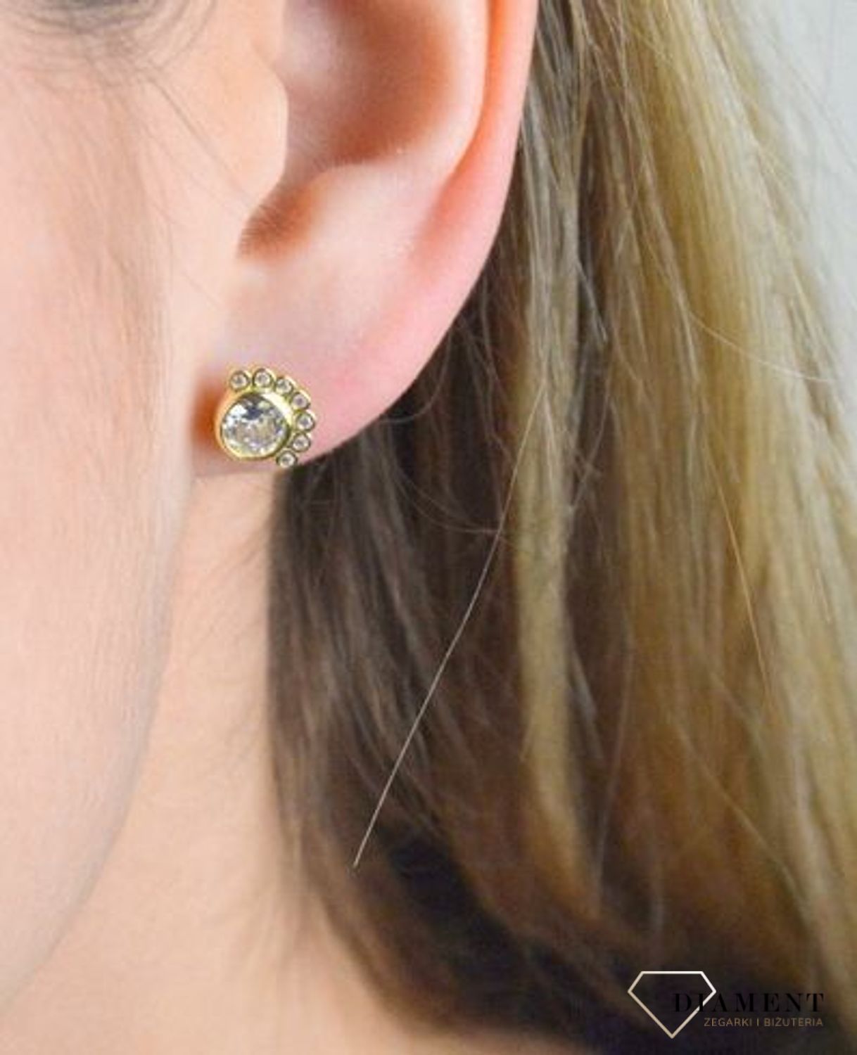 Kolczyki srebrne 925 pozłacane wkrętki z cyrkoniami JMAS0162GE00.  Srebrne pozłacane kolczyki wykonane z najwyższej próby srebra z jedną większą cyrkonią i kilkoma małymi. Biżuteria idealna na prezen.jpg