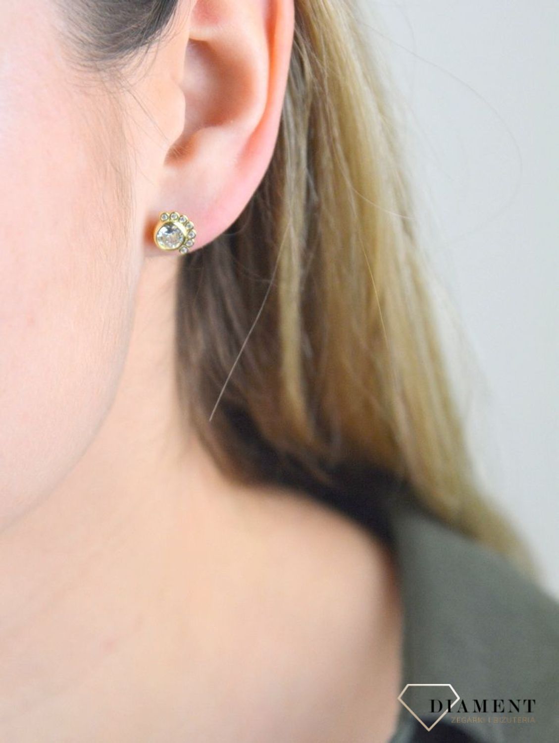 Kolczyki srebrne 925 pozłacane wkrętki z cyrkoniami JMAS0162GE00.  Srebrne pozłacane kolczyki wykonane z najwyższej próby srebra z jedną większą cyrkonią i kilkoma małymi. Biżuteria idealna na prezen.jpg