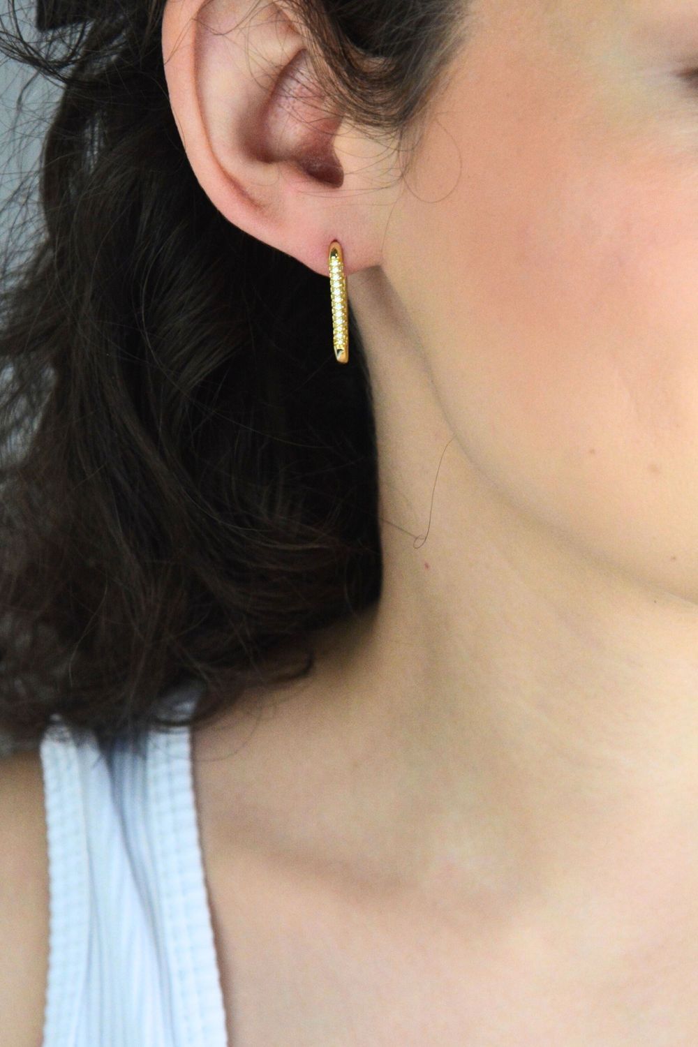 Pozłacane kolczyki MINET z srebra próby 925 i 14K złotem, owalne, wysadzane cyrkoniami. Elegancka, nowoczesna biżuteria damska, waga 4,10 g, idealna na prezent.1.jpg