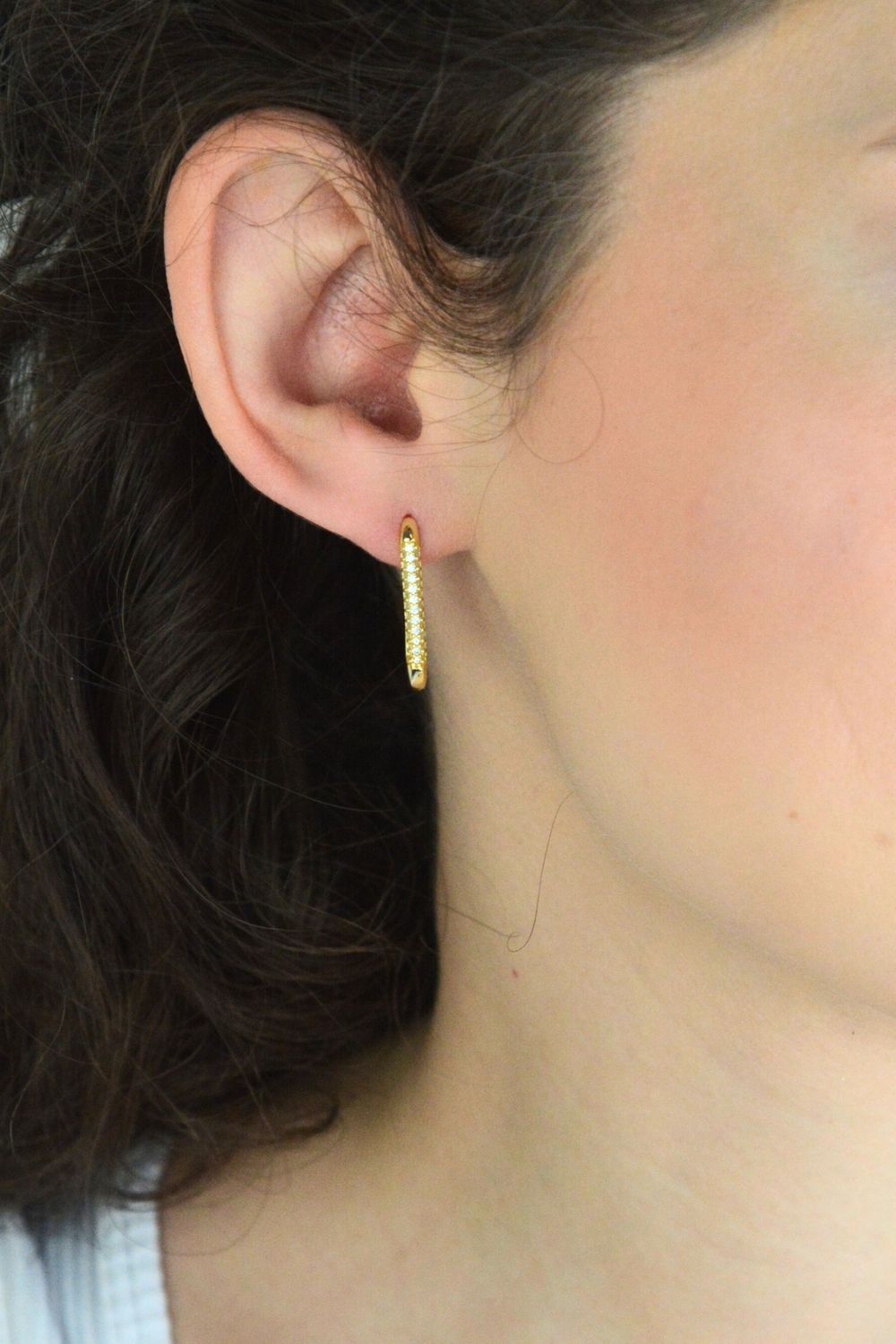 Pozłacane kolczyki MINET z srebra próby 925 i 14K złotem, owalne, wysadzane cyrkoniami. Elegancka, nowoczesna biżuteria damska, waga 4,10 g, idealna na prezent.1.jpg