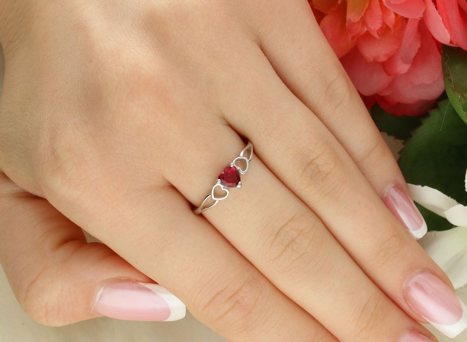 Elegancki pierścień MINET z motywem serca zdobiony czerwonymi cyrkoniami, wykonany z rodowanego srebra próby 925. Idealny dla miłośniczek delikatnej biżuterii1.jpg