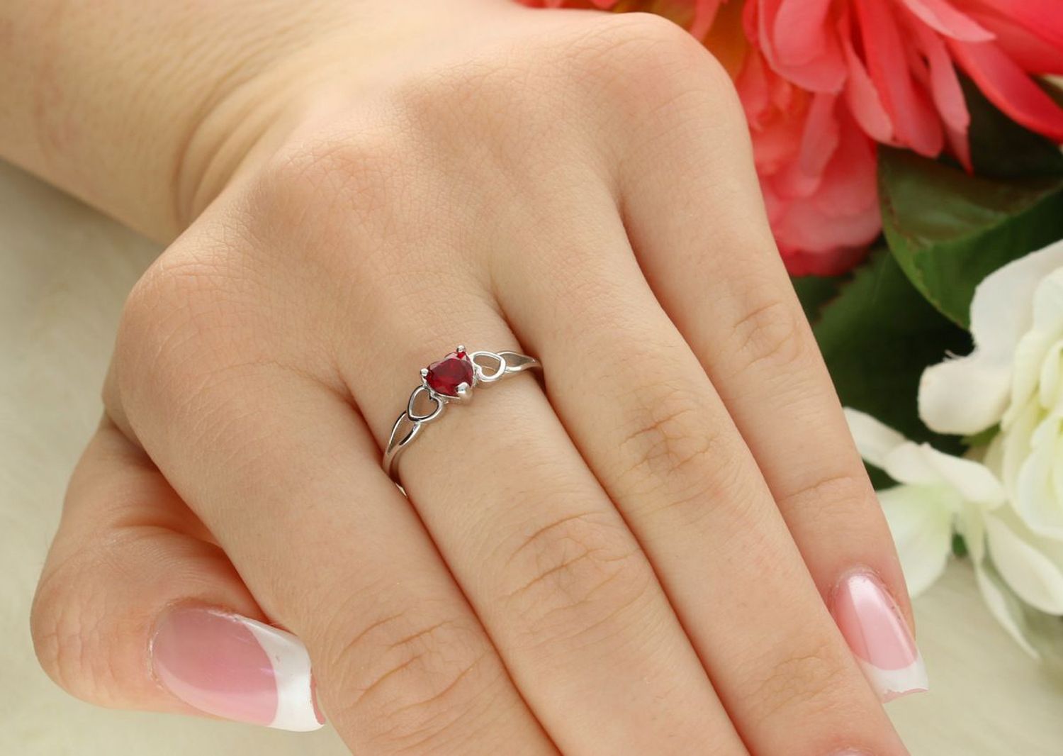 Elegancki pierścień MINET z motywem serca zdobiony czerwonymi cyrkoniami, wykonany z rodowanego srebra próby 925. Idealny dla miłośniczek delikatnej biżuterii1.jpg