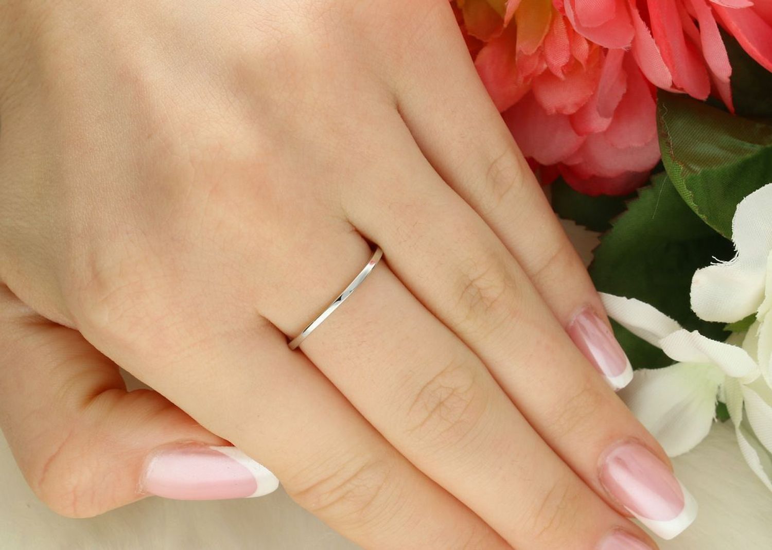 Elegancki pierścień MINET z motywem serca zdobiony czerwonymi cyrkoniami, wykonany z rodowanego srebra próby 925. Idealny dla miłośniczek delikatnej biżuterii1.jpg