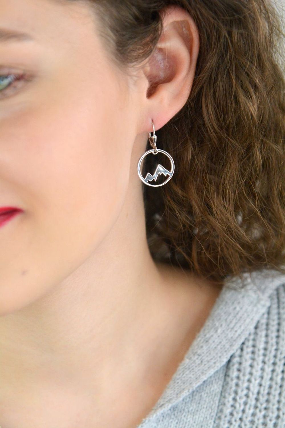 Kolczyki MINET GÓRY wykonane z rodowanego srebra próby 925. Designerska forma inspirowana naturą. Wymiary 33x18 mm, zapięcie bigiel angielski, waga 4 g.1.jpg