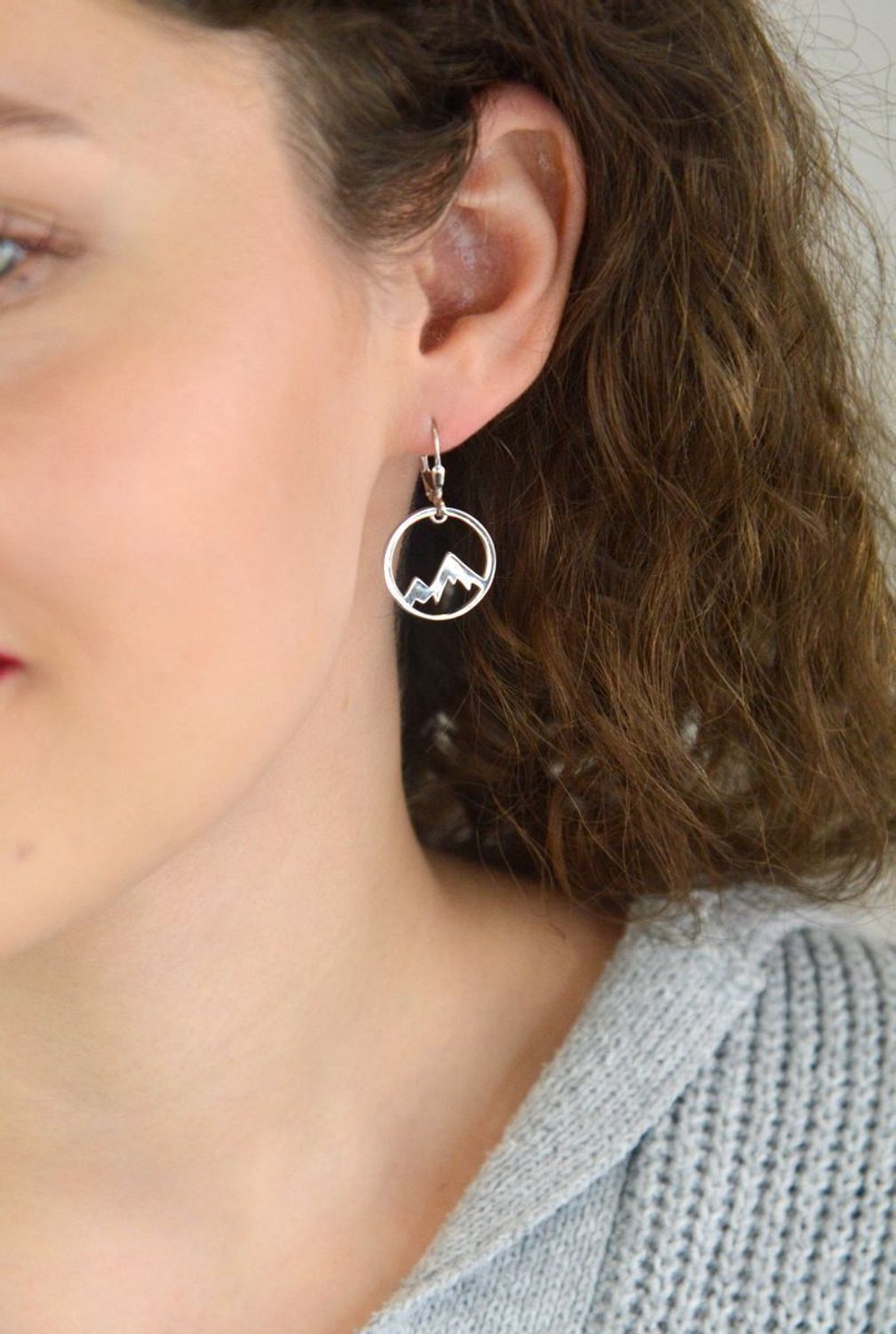 Kolczyki MINET GÓRY wykonane z rodowanego srebra próby 925. Designerska forma inspirowana naturą. Wymiary 33x18 mm, zapięcie bigiel angielski, waga 4 g.1.jpg