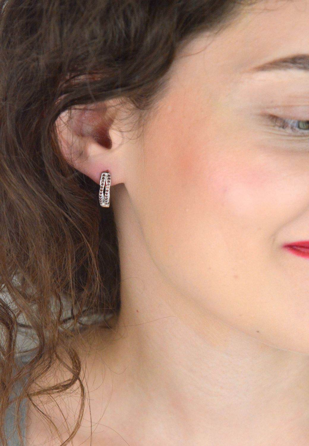 Kolczyki damskie srebrne próba 925 zdobione brązowymi cyrkoniami. Wygodne zapięcie angielskie, długość 1,6 cm, szerokość 5 mm, waga 3,40 g. Model JMAS0196HE00.1.jpg