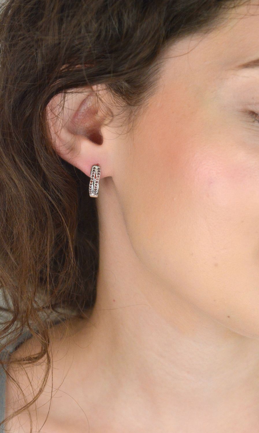 Kolczyki damskie srebrne próba 925 zdobione brązowymi cyrkoniami. Wygodne zapięcie angielskie, długość 1,6 cm, szerokość 5 mm, waga 3,40 g. Model JMAS0196HE00.1.jpg