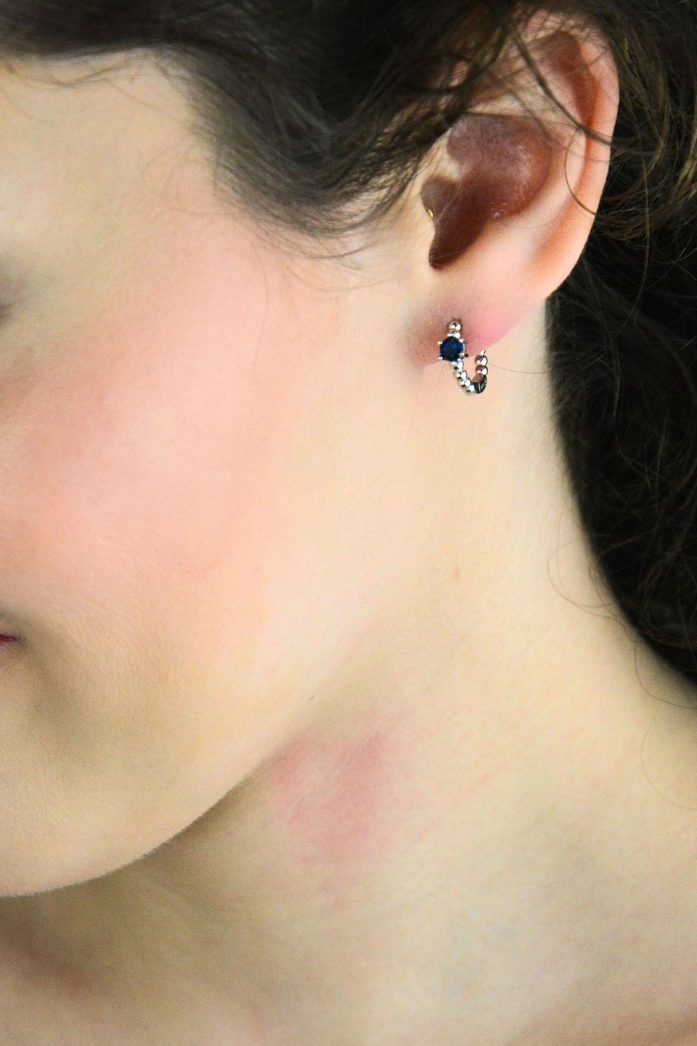 Eleganckie kolczyki srebrne MINET z granatowymi cyrkoniami. Biżuteria czeska z rodowanego srebra 925 idealna na co dzień i na specjalne okazje. Delikatne, lekkie i wygodne.1.jpg