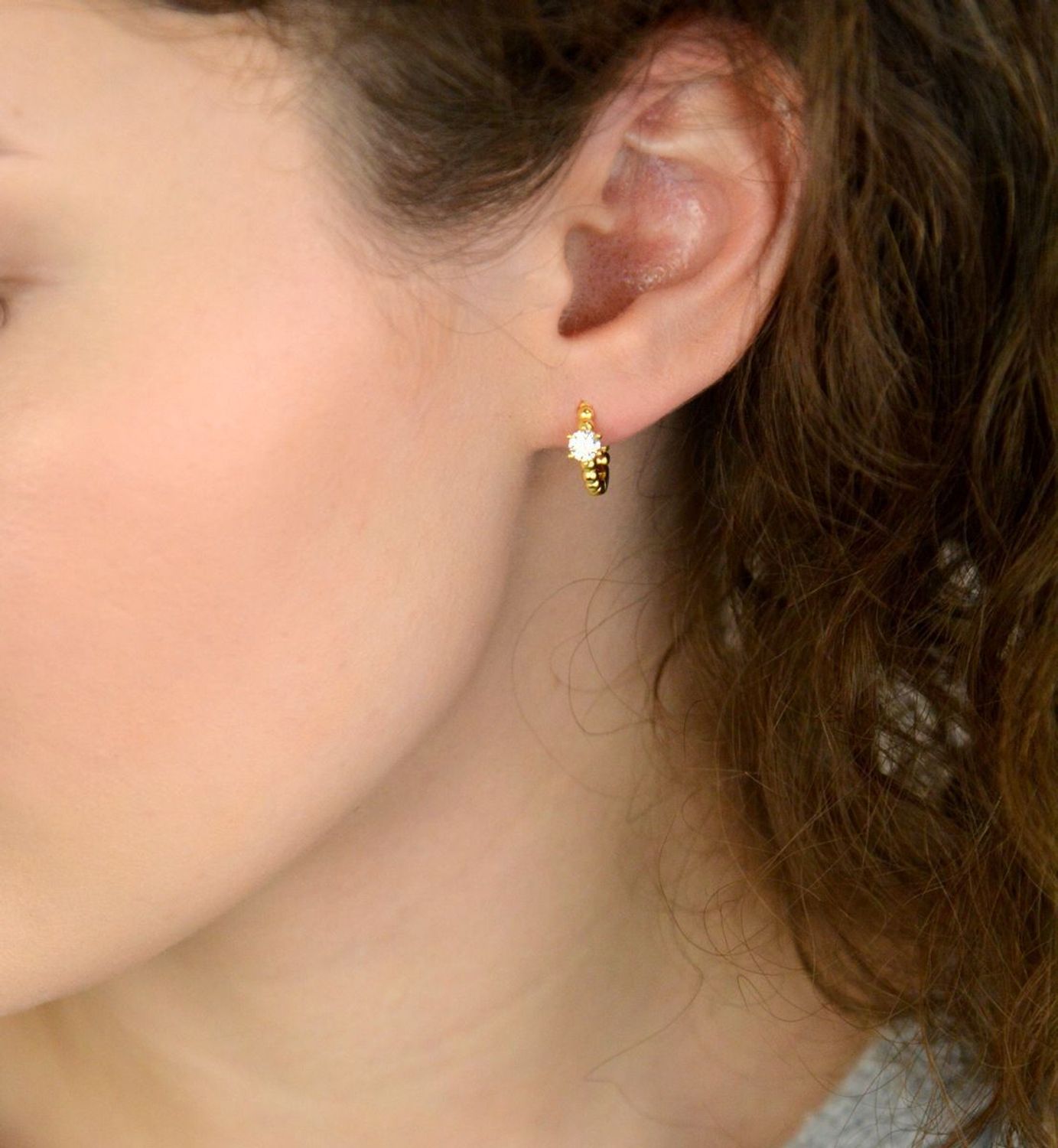 Eleganckie kolczyki srebrne pozłacane JMAS0233GE00 🔵 w kształcie kółeczek zdobionych cyrkonią. Srebro próby 925, długość 1,3 cm, szerokość cyrkonii 4 mm, waga 2,65 g, zapięcie na zatrzask.1.jpg