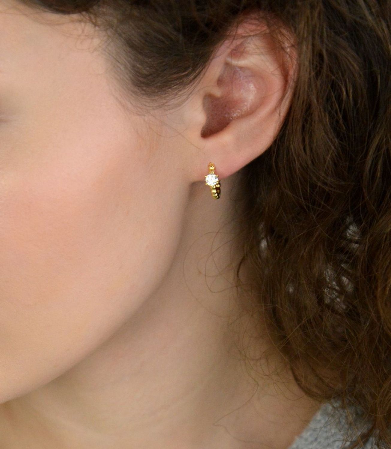 Eleganckie kolczyki srebrne pozłacane JMAS0233GE00 🔵 w kształcie kółeczek zdobionych cyrkonią. Srebro próby 925, długość 1,3 cm, szerokość cyrkonii 4 mm, waga 2,65 g, zapięcie na zatrzask.1.jpg