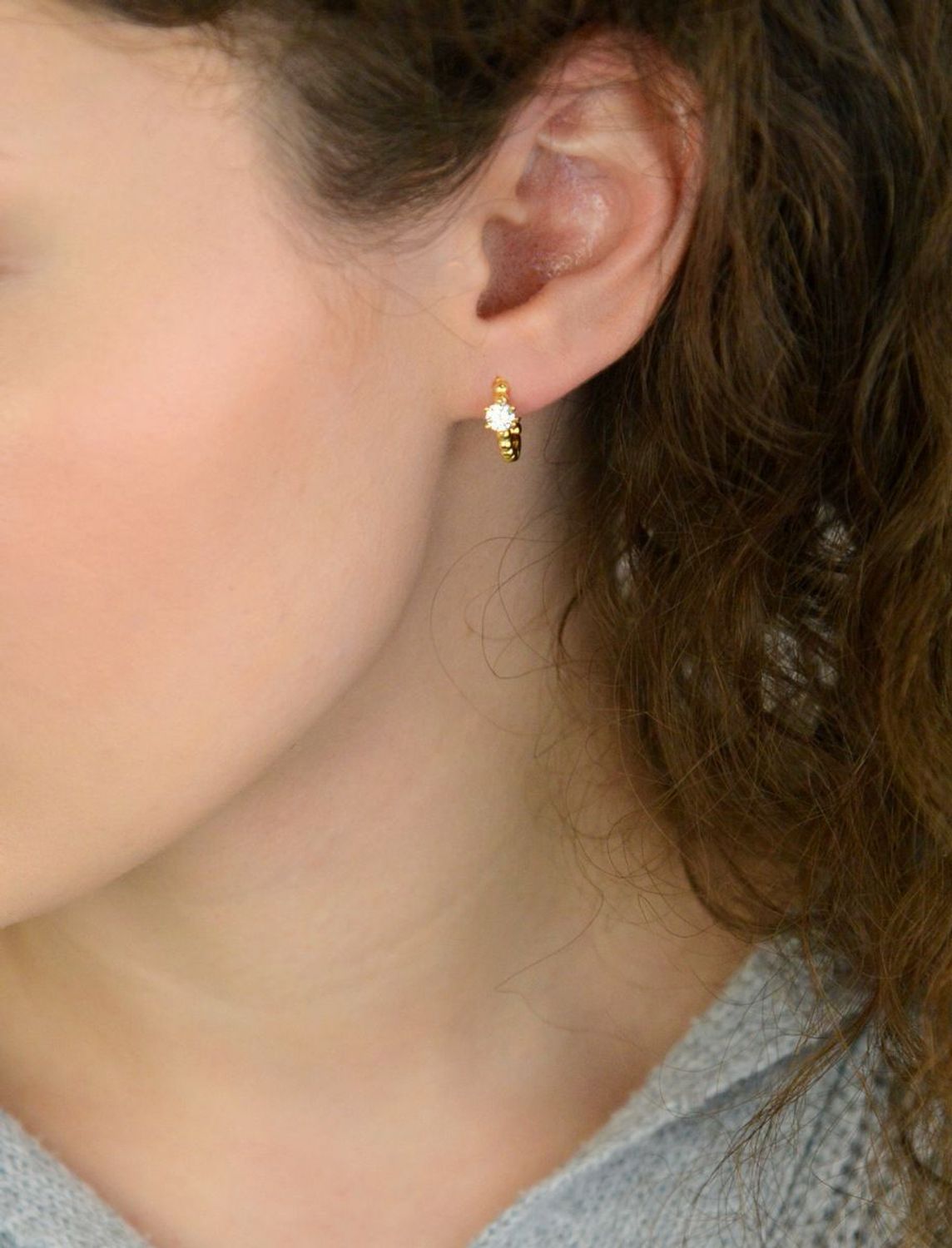 Eleganckie kolczyki srebrne pozłacane JMAS0233GE00 🔵 w kształcie kółeczek zdobionych cyrkonią. Srebro próby 925, długość 1,3 cm, szerokość cyrkonii 4 mm, waga 2,65 g, zapięcie na zatrzask.1.jpg