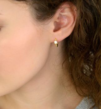 Eleganckie kolczyki srebrne pozłacane JMAS0233GE00 🔵 w kształcie kółeczek zdobionych cyrkonią. Srebro próby 925, długość 1,3 cm, szerokość cyrkonii 4 mm, waga 2,65 g, zapięcie na zatrzask. Subtelna biżuteria dla kobiet! (1).JPG