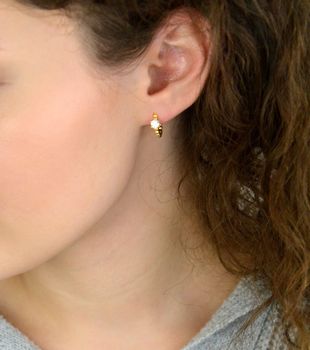 Eleganckie kolczyki srebrne pozłacane JMAS0233GE00 🔵 w kształcie kółeczek zdobionych cyrkonią. Srebro próby 925, długość 1,3 cm, szerokość cyrkonii 4 mm, waga 2,65 g, zapięcie na zatrzask. Subtelna biżuteria dla kobiet! (2).JPG