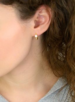 Eleganckie kolczyki srebrne pozłacane JMAS0233GE00 🔵 w kształcie kółeczek zdobionych cyrkonią. Srebro próby 925, długość 1,3 cm, szerokość cyrkonii 4 mm, waga 2,65 g, zapięcie na zatrzask. Subtelna biżuteria dla kobiet! (3).JPG