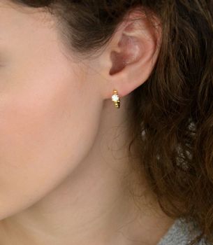 Eleganckie kolczyki srebrne pozłacane JMAS0233GE00 🔵 w kształcie kółeczek zdobionych cyrkonią. Srebro próby 925, długość 1,3 cm, szerokość cyrkonii 4 mm, waga 2,65 g, zapięcie na zatrzask. Subtelna biżuteria dla kobiet! (4).JPG