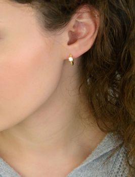 Eleganckie kolczyki srebrne pozłacane JMAS0233GE00 🔵 w kształcie kółeczek zdobionych cyrkonią. Srebro próby 925, długość 1,3 cm, szerokość cyrkonii 4 mm, waga 2,65 g, zapięcie na zatrzask. Subtelna biżuteria dla kobiet! (5).JPG