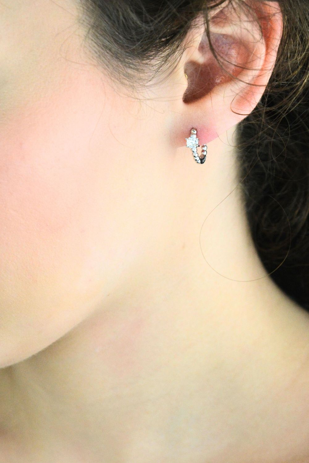 Stylowe kolczyki koła MINET wykonane z rodowanego srebra próby 925, ozdobione lśniącymi białymi cyrkoniami. Idealne na co dzień i specjalne okazje.1.jpg