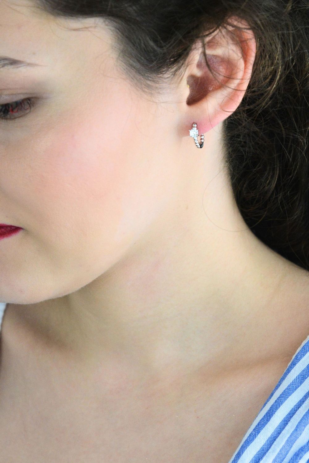 Stylowe kolczyki koła MINET wykonane z rodowanego srebra próby 925, ozdobione lśniącymi białymi cyrkoniami. Idealne na co dzień i specjalne okazje.1.jpg