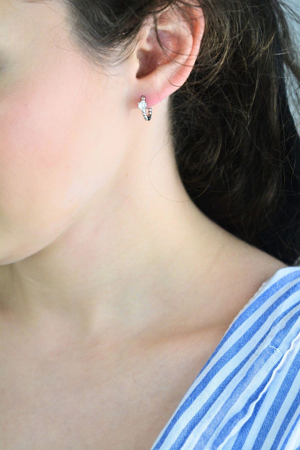 Stylowe kolczyki koła MINET wykonane z rodowanego srebra próby 925, ozdobione lśniącymi białymi cyrkoniami. Idealne na co dzień i specjalne okazje.1.jpg