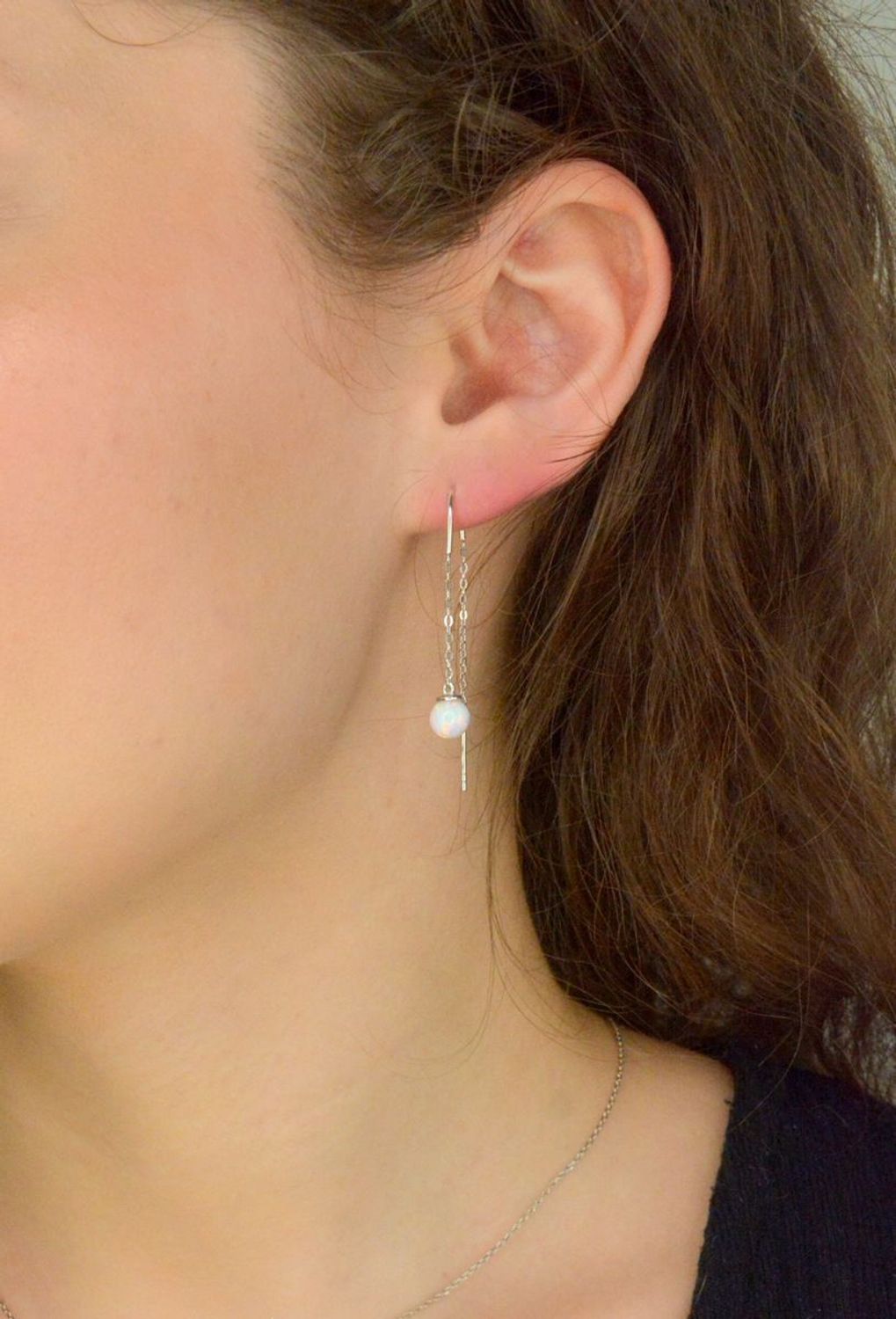 Kolczyki srebrne przeciągane z opalem pr 925, JMAS0242WE00  Srebrne kolczyki przeciągane z łańcuszkiem zakończone zawieszka w kształcie kuleczki z opla. Świetny dodatek do wielu stylizacji,1.jpg