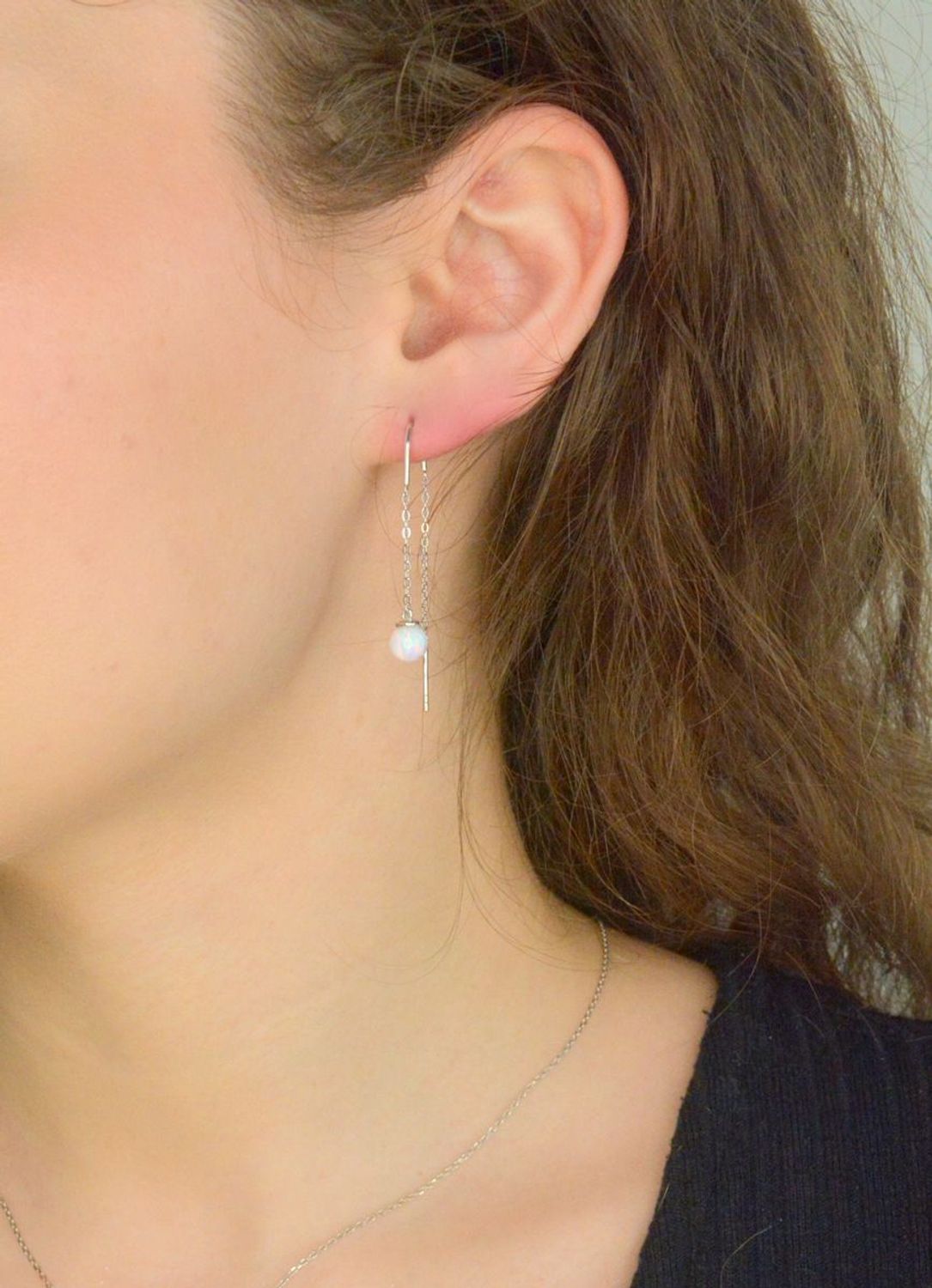 Kolczyki srebrne przeciągane z opalem pr 925, JMAS0242WE00  Srebrne kolczyki przeciągane z łańcuszkiem zakończone zawieszka w kształcie kuleczki z opla. Świetny dodatek do wielu stylizacji,1.jpg