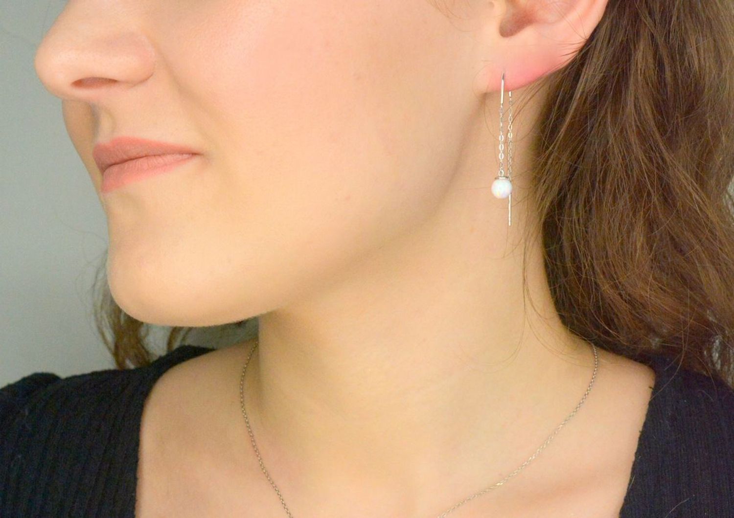 Kolczyki srebrne przeciągane z opalem pr 925, JMAS0242WE00  Srebrne kolczyki przeciągane z łańcuszkiem zakończone zawieszka w kształcie kuleczki z opla. Świetny dodatek do wielu stylizacji,1.jpg