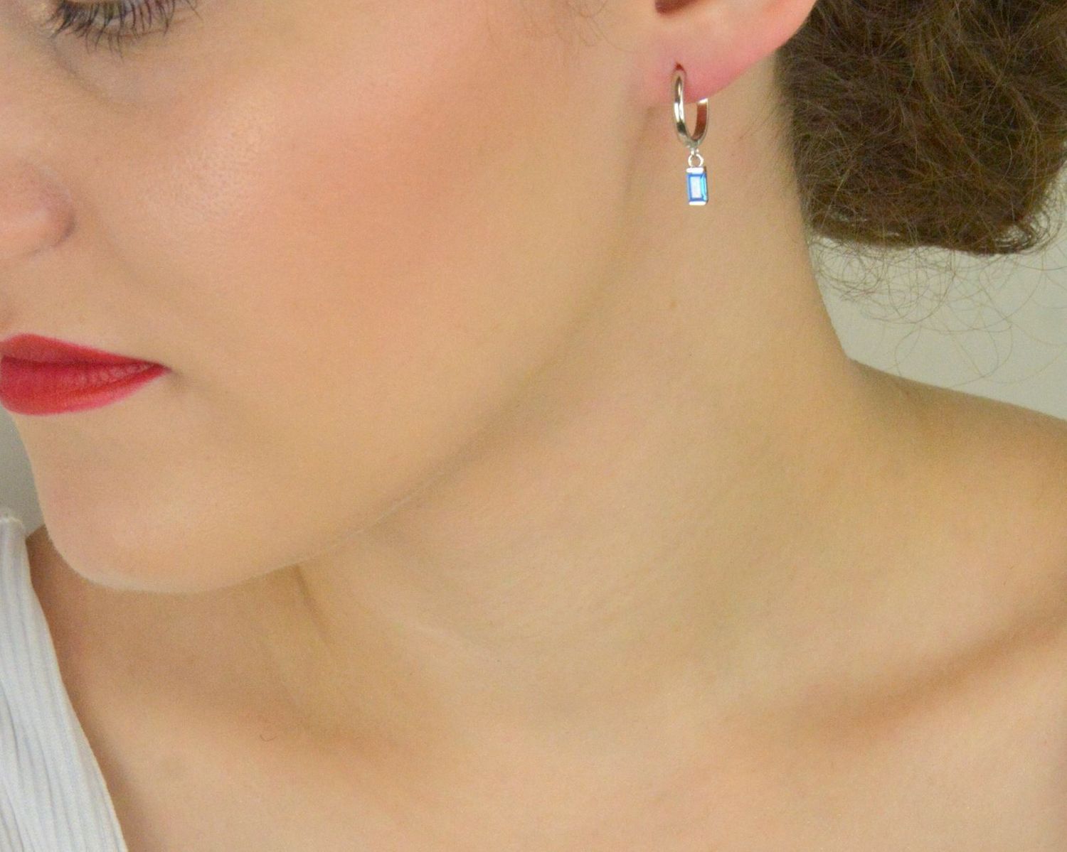 Kolczyki srebrne 925 JMAS0243AE00 – kółeczka z wiszącą błękitną cyrkonią, długość 2,2 cm. Lekkie, eleganckie kolczyki dla kobiet. Idealne na prezent lub do codziennego noszenia.1.jpg