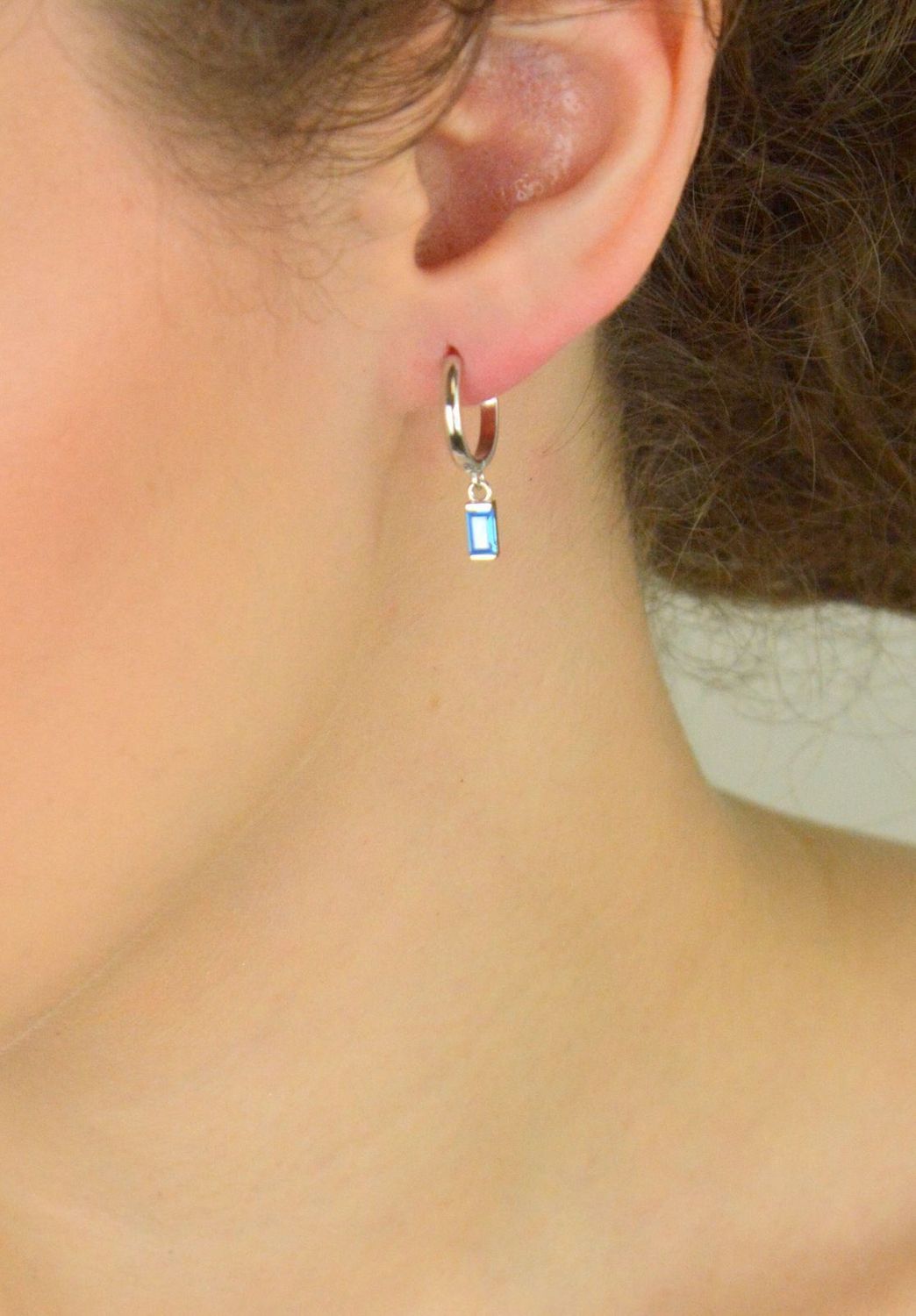 Kolczyki srebrne 925 JMAS0243AE00 – kółeczka z wiszącą błękitną cyrkonią, długość 2,2 cm. Lekkie, eleganckie kolczyki dla kobiet. Idealne na prezent lub do codziennego noszenia.1.jpg