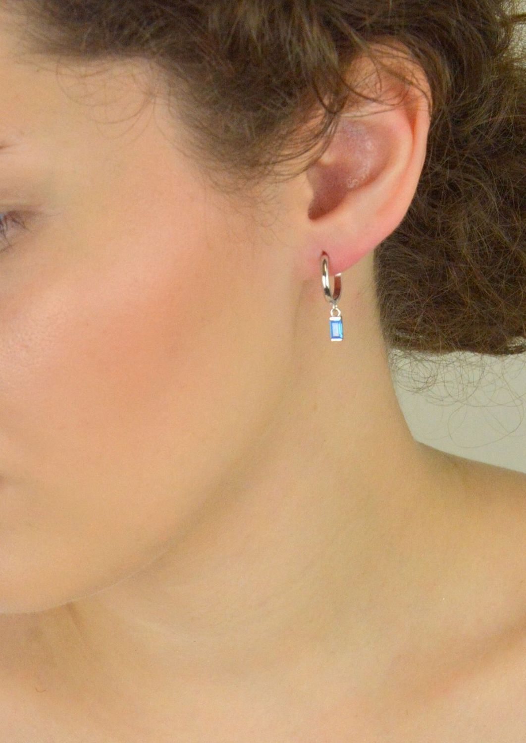 Kolczyki srebrne 925 JMAS0243AE00 – kółeczka z wiszącą błękitną cyrkonią, długość 2,2 cm. Lekkie, eleganckie kolczyki dla kobiet. Idealne na prezent lub do codziennego noszenia.1.jpg