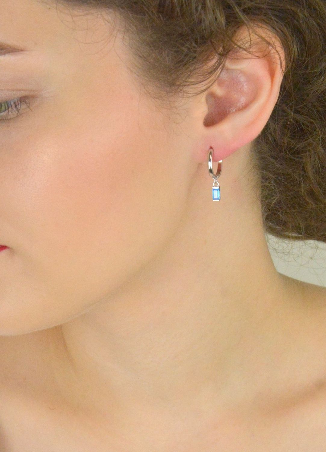 Kolczyki srebrne 925 JMAS0243AE00 – kółeczka z wiszącą błękitną cyrkonią, długość 2,2 cm. Lekkie, eleganckie kolczyki dla kobiet. Idealne na prezent lub do codziennego noszenia.1.jpg