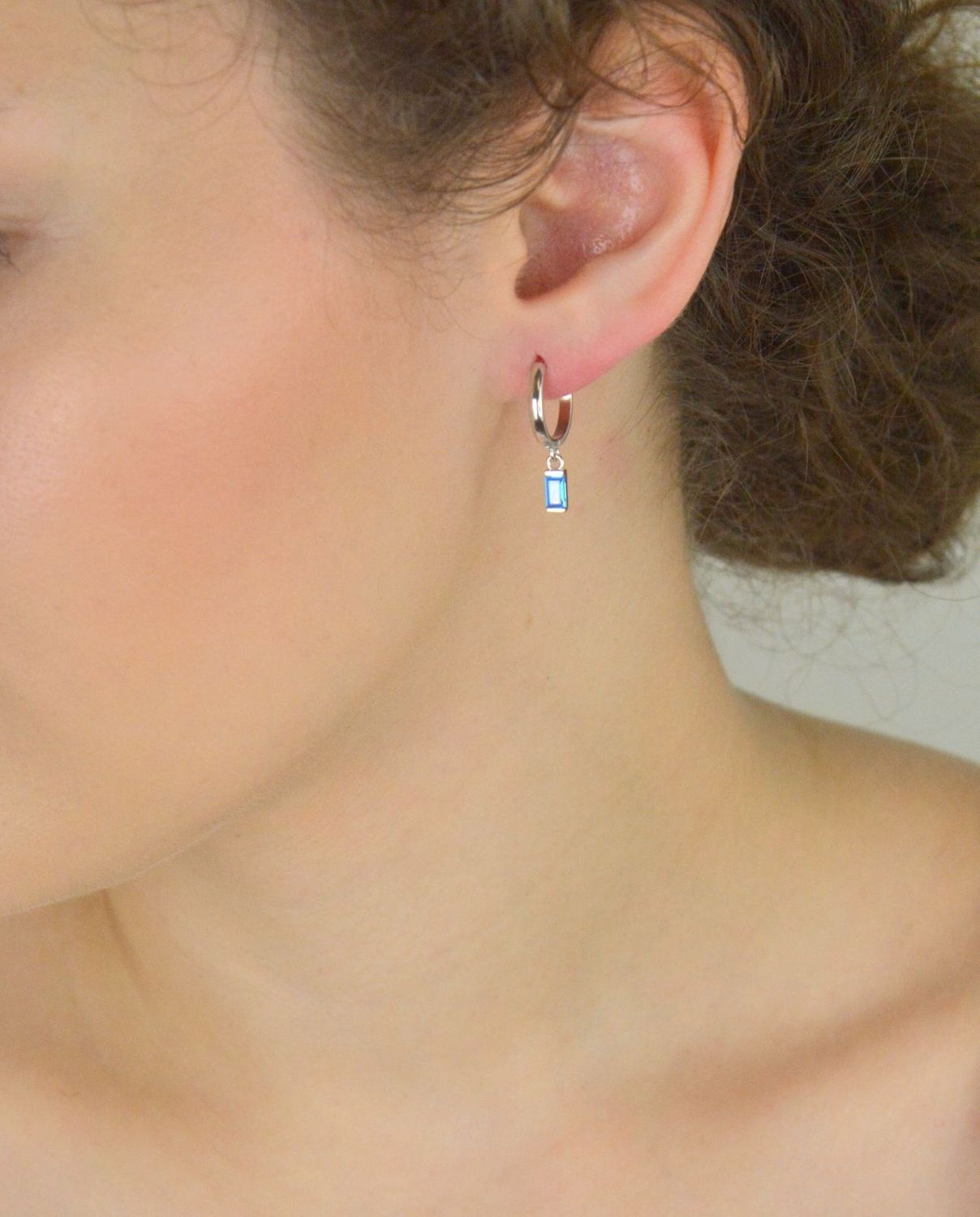 Kolczyki srebrne 925 JMAS0243AE00 – kółeczka z wiszącą błękitną cyrkonią, długość 2,2 cm. Lekkie, eleganckie kolczyki dla kobiet. Idealne na prezent lub do codziennego noszenia.1.jpg