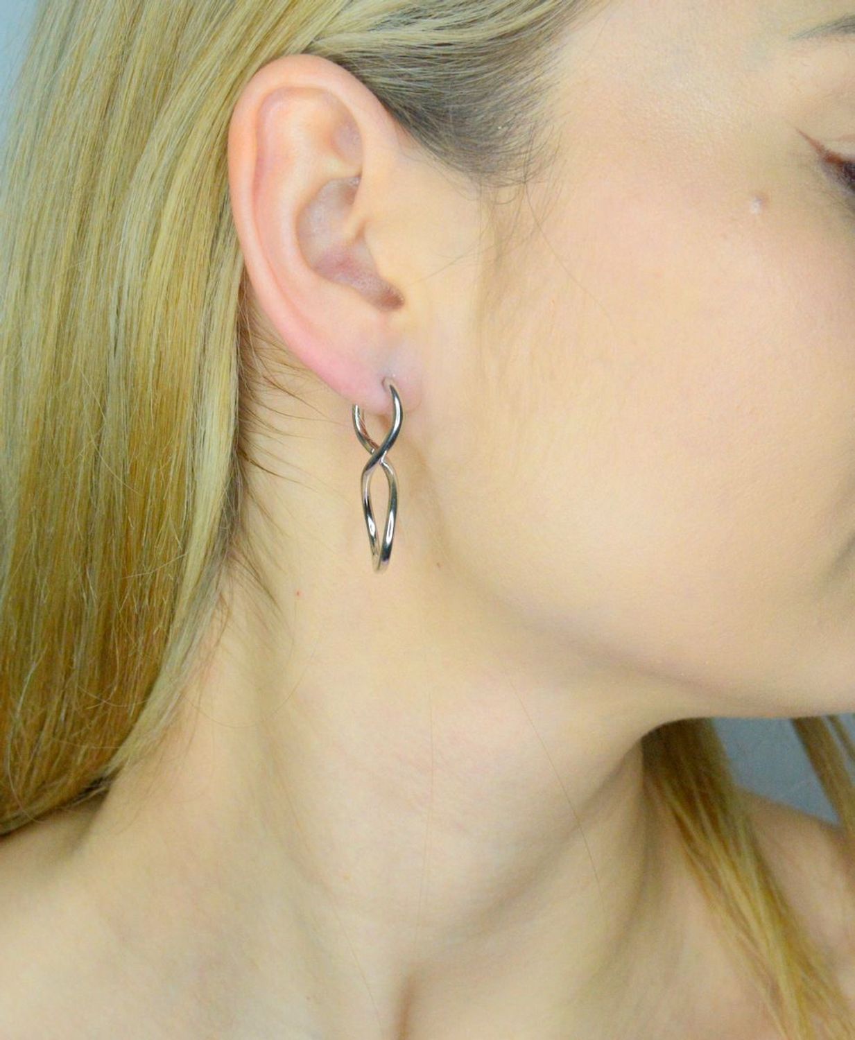 Kolczyki srebrne nowoczesne wiszące próba 925, JMAS0250SE00 Srebrne kolczyki zostały wykonane z najwyższej jakości srebra próby 925. Idealny prezent dla każdej kobiety. Srebrne kolczyki posiadają 1.png